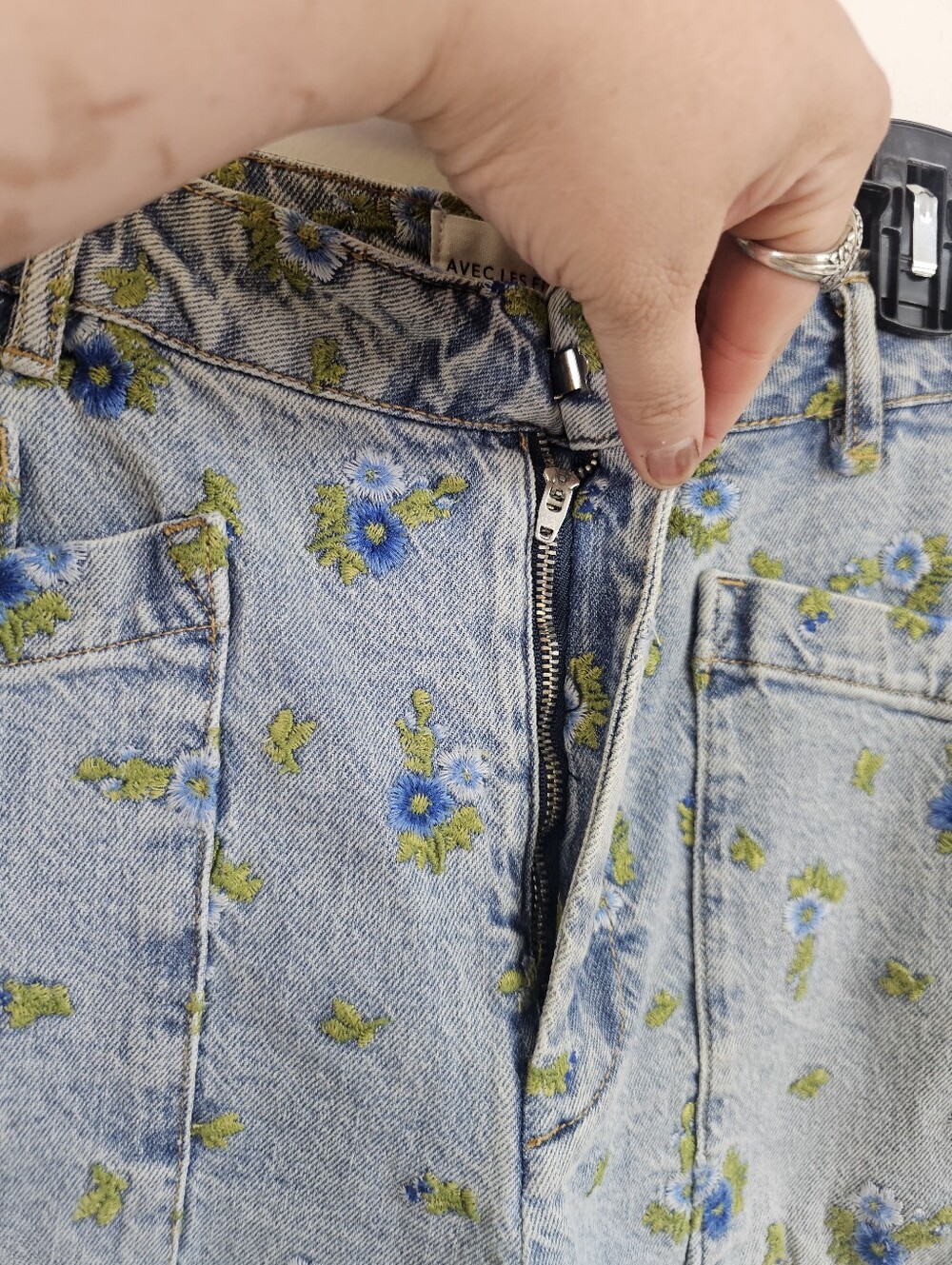 Avec Les Files Bohemian Embroidered Floral Relaxed Tapered/Barrel Jeans - Picture 7 of 10